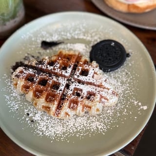 COOKIES AND CREAM CROFFLE